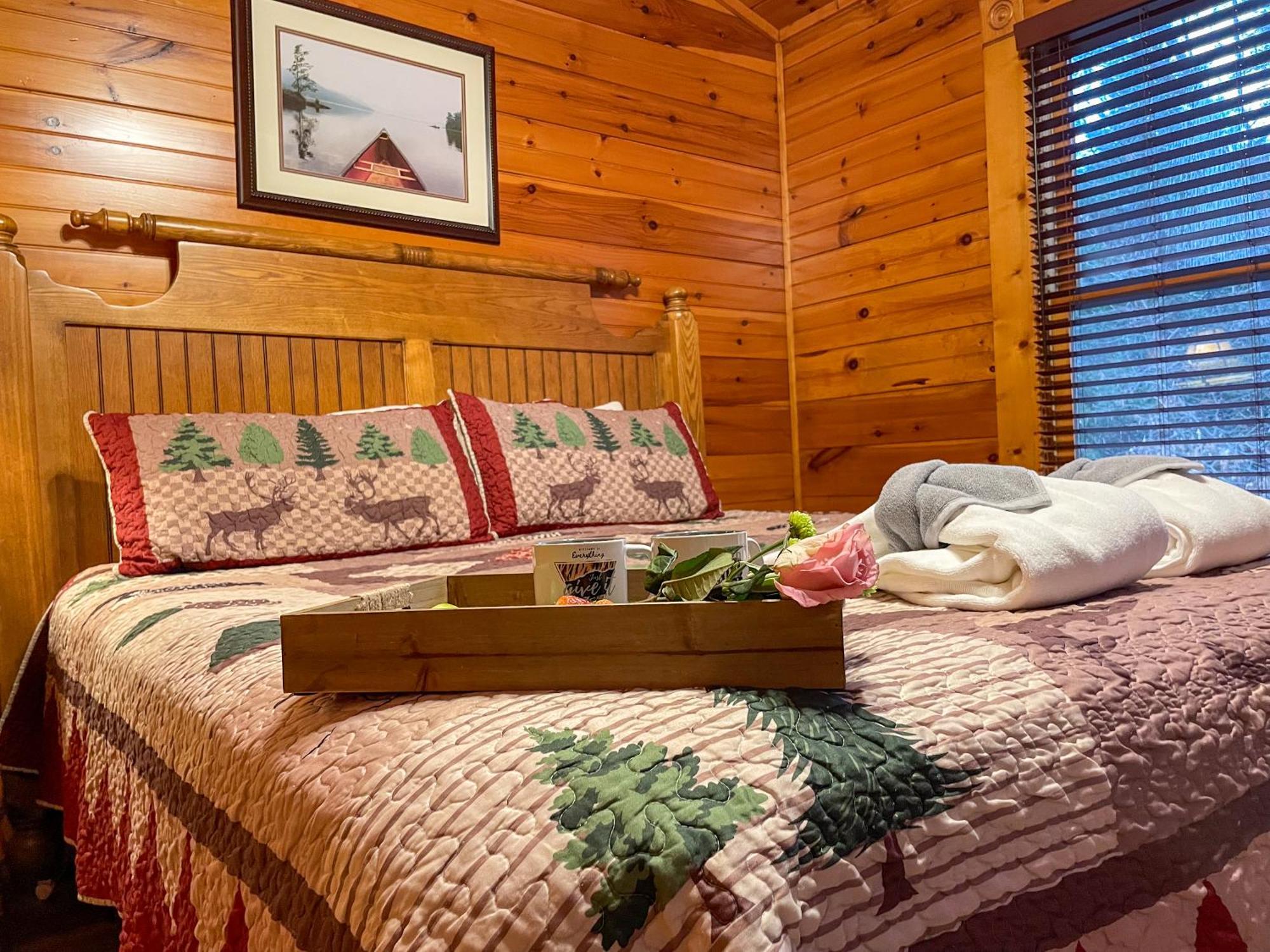 Spacious Resort Log Cabin, Easy Drive, Hot Tub, Arcade Gameroom, Mountain Vibe Gatlinburg Zewnętrze zdjęcie