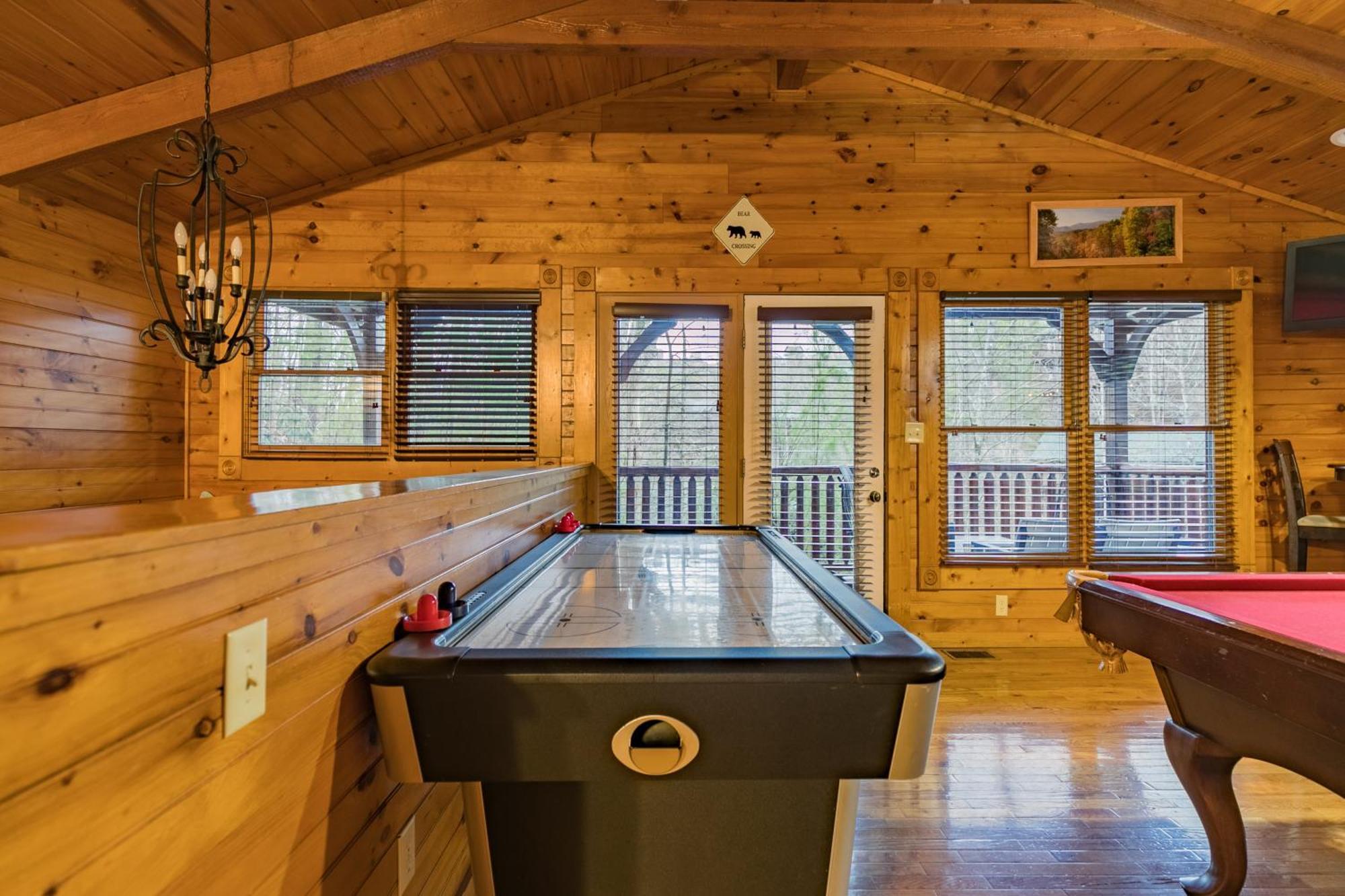 Spacious Resort Log Cabin, Easy Drive, Hot Tub, Arcade Gameroom, Mountain Vibe Gatlinburg Zewnętrze zdjęcie