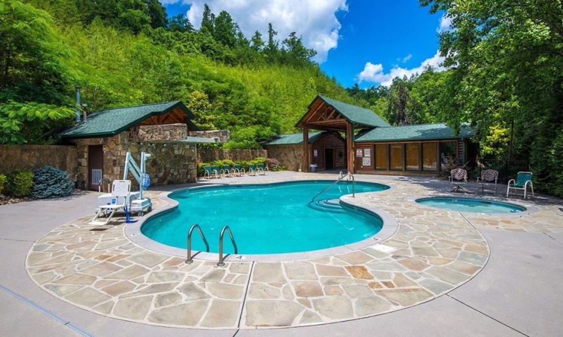 Spacious Resort Log Cabin, Easy Drive, Hot Tub, Arcade Gameroom, Mountain Vibe Gatlinburg Zewnętrze zdjęcie