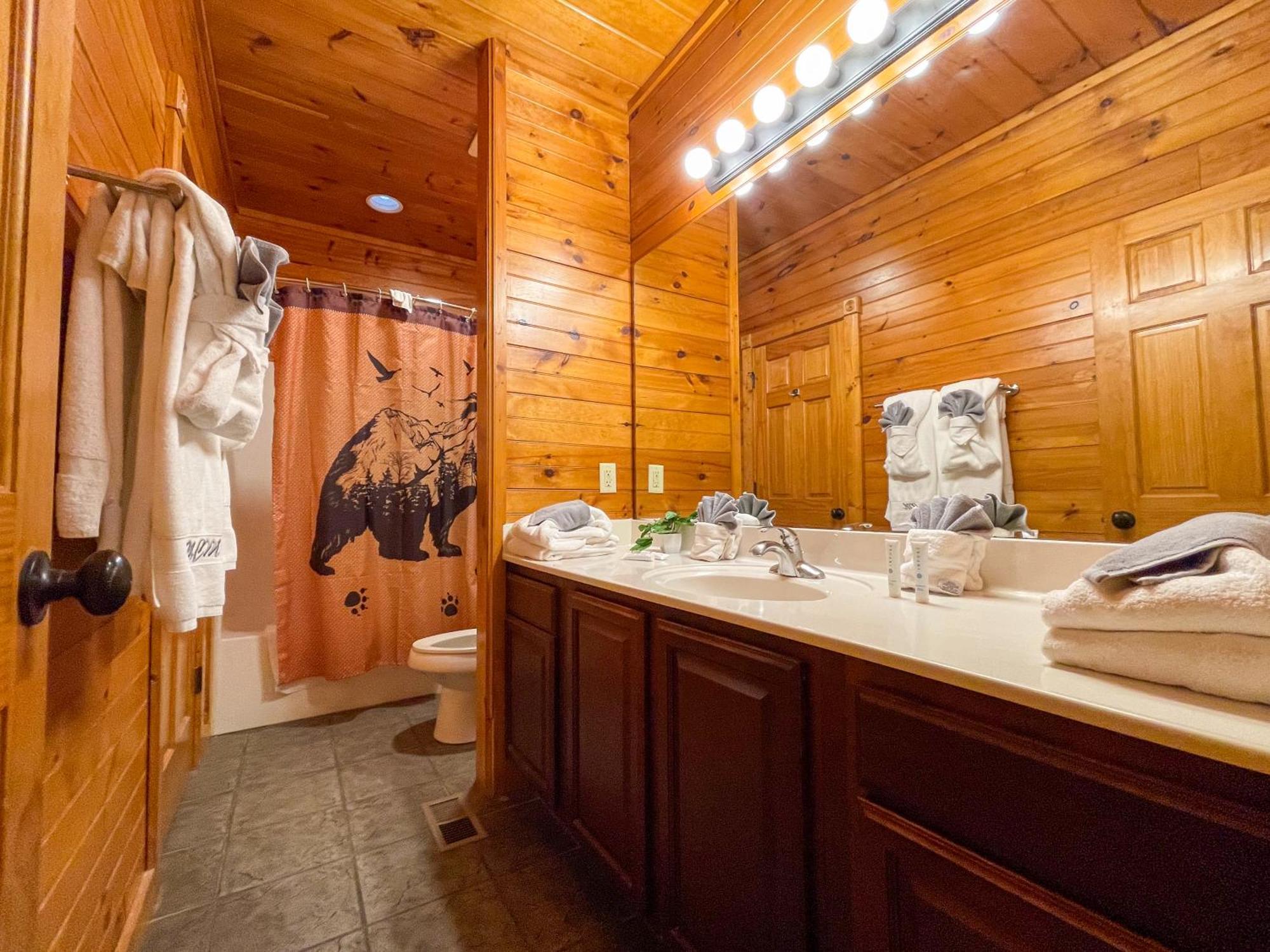 Spacious Resort Log Cabin, Easy Drive, Hot Tub, Arcade Gameroom, Mountain Vibe Gatlinburg Zewnętrze zdjęcie