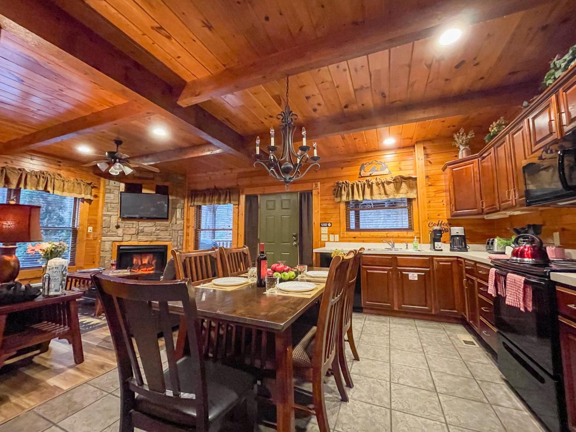 Spacious Resort Log Cabin, Easy Drive, Hot Tub, Arcade Gameroom, Mountain Vibe Gatlinburg Zewnętrze zdjęcie