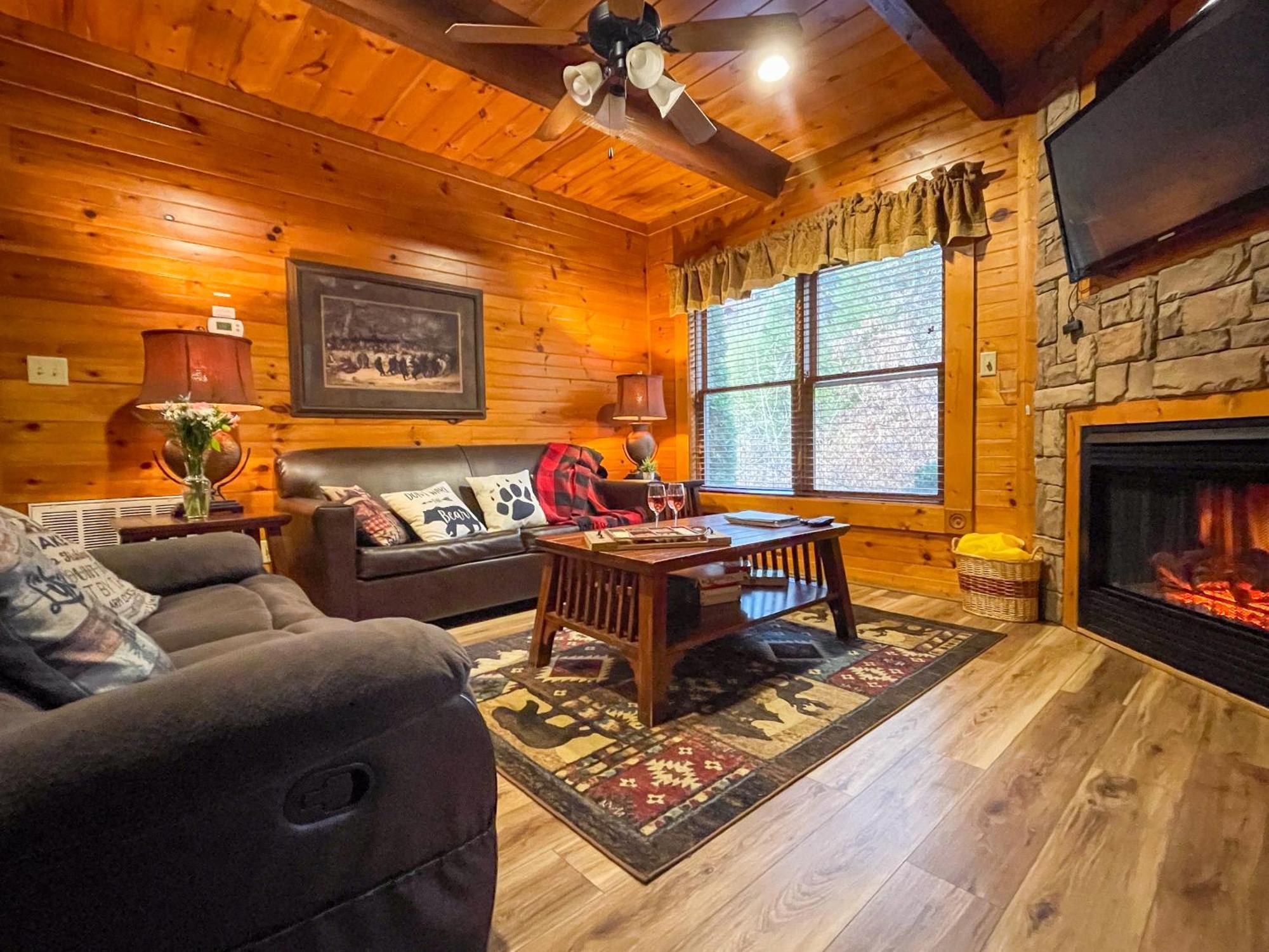 Spacious Resort Log Cabin, Easy Drive, Hot Tub, Arcade Gameroom, Mountain Vibe Gatlinburg Zewnętrze zdjęcie