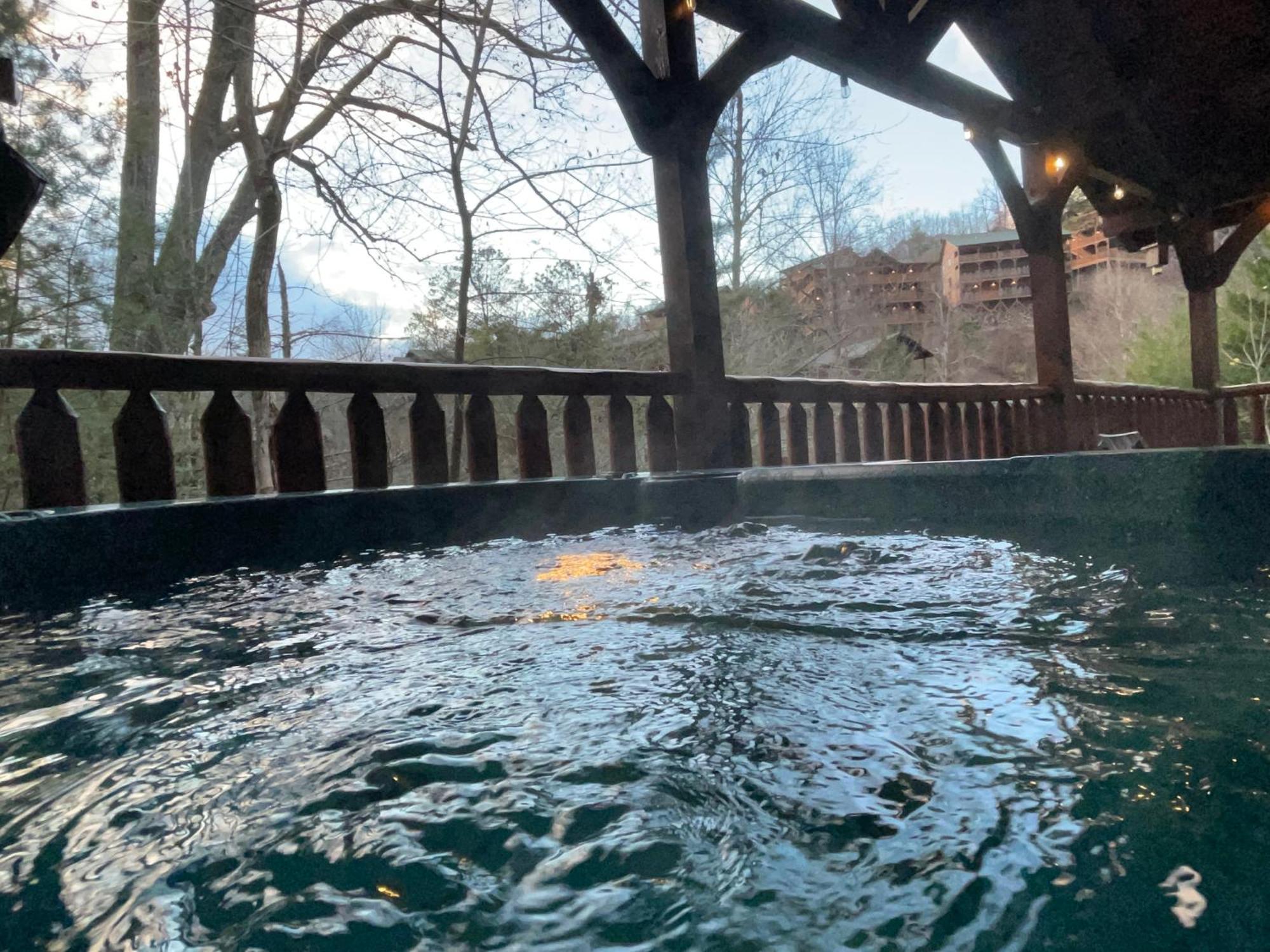 Spacious Resort Log Cabin, Easy Drive, Hot Tub, Arcade Gameroom, Mountain Vibe Gatlinburg Zewnętrze zdjęcie
