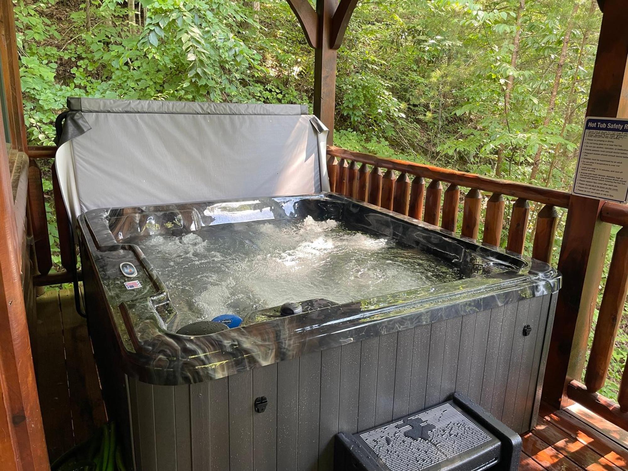 Spacious Resort Log Cabin, Easy Drive, Hot Tub, Arcade Gameroom, Mountain Vibe Gatlinburg Zewnętrze zdjęcie
